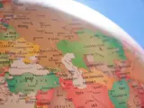 Na mapie świata widać Turcję z miastem Izmir. Czy Izmir jest bezpieczny? To pytanie, na które odpowiedź zależy od wielu czynników.