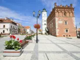 Rynek w Sandomierzu, największy rynek w Polsce, z ratuszem i kamieniczkami.