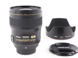 Obiektyw AF-S NIKKOR 28mm 1:1.4E ED z osłoną przeciwsłoneczną i deklem. Jasne oznaczenia obiektywów Nikon.