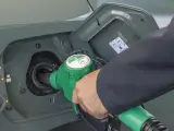Tankowanie Forda Kuga 2.0 TDCI. Zielony pistolet paliwowy wlewa paliwo do baku.