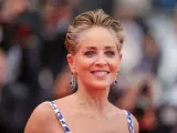 Sharon Stone luce un elegante corte bixie, con pendientes de zafiro y un vestido blanco con detalles azules.