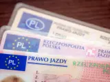 Kilka polskich praw jazdy ułożonych jedno na drugim. Ważność prawa jazdy jest kluczowa dla każdego kierowcy.