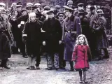Dziewczynka w czerwonym płaszczu na tle sceny z filmu "Lista Schindlera".