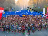 Multitudinaria salida del maratón Sevilla 2026, con miles de corredores bajo el arco de meta.