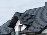 Nowy, ciemnoszary dach z blachodachówki. Zastanawiasz się nad ceną robocizny dachu za m2?