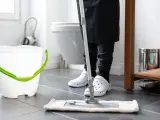 Nettoyer la pierre naturelle est facile avec cette serpillère et ce seau. Un sol propre pour une maison saine.