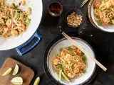 Pyszne danie z makaronem ryżowym, krewetkami i kiełkami. Aromatyczne pasta pad thai z orzeszkami ziemnymi i limonką.