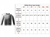 Tabela rozmiarów bluzy Adidas. XXL jaki to rozmiar? Sprawdź wymiary: długość całkowita 81 cm, szerokość w klatce 74*2 cm, długość rękawa 88 cm, długość bluzy od pachy 52 cm.