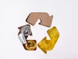 Symbol recyklingu z puszkami i folią. Uproszczona ewidencja odpadów w praktyce.