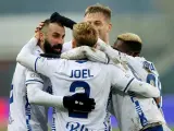 Piłkarze z Gliwic świętują bramkę, przytulając się na boisku.