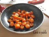 Carote in padella, tagliate a rondelle e cotte al punto giusto, con erbe aromatiche.