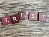 Litery układają się w słowo "TRUST". Kiedy pojawia się kłamstwo w związku, zaufanie znika.