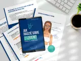 Tablet z grafiką instrukcji EFT Tapping i dokumenty dotyczące lęków.