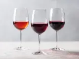 Tre glas med vin, perfekt för att välja rätt vin till ryggbiff.