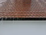 Deszcz kapie z dachówek. Kto musi zapłacić za remont przeciekającego dachu w bloku wspólnotowym?