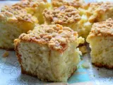 Puszyste ciasto drożdżowe z kruszonką, pokrojone na kwadraty, kusi swoim domowym wyglądem. Idealne na popołudniową herbatę.