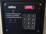 Jak otworzyć domofon Fermax kodem? Praktyczny przewodnik krok po kroku