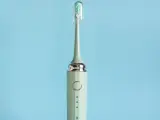 Nowa końcówka szczoteczki sonicznej czeka na montaż. Delikatny, miętowy kolor i elegancki design.