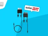 Dwa optymalizatory SolarEdge S440 z okablowaniem na niebieskim tle.