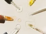 Krople serum i pipetki na jasnym tle.
