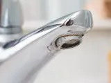 Kamień na wylewce kranu utrudnia jego działanie. Dowiedz się, jak odkamienić kran w środku, by znów działał sprawnie.
