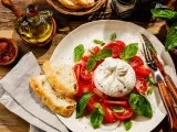 Pyszny **burrata przepis** na talerzu: kremowy ser, pomidory, bazylia i chrupiące pieczywo. Idealna propozycja na lekki posiłek.