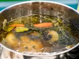 Bulion warzywny, idealny do przepisu na makaron domowy Ewy Wachowicz. Marchewka, liść laurowy i gwiazdka anyżu unoszą się w aromatycznym wywarze.