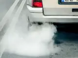 Z tyłu samochodu wydobywa się biały dym. Widać fragment tylnej lampy i tablicy rejestracyjnej. Diesel kopci na biało.