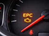Świecąca kontrolka EPC na desce rozdzielczej Volkswagena. Czas sprawdzić, co się dzieje z silnikiem.