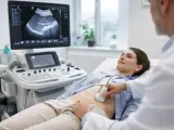 Lekarz wykonuje usg jamy brzusznej pacjentce. Na ekranie widoczny obraz narządów.