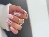 Delikatne, **milky nails** w odcieniach różu, ozdobione czarnymi napisami "smile" i "our moment".