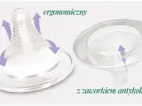 Ergonomiczny smoczek na butelkę z zaworkiem antykolkowym. Fioletowe strzałki pokazują ruch i przepływ powietrza.