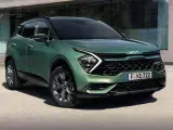 Nowy zielony Kia Sportage 1.6 benzyna z nowoczesnym designem, zaparkowany przed budynkiem.