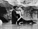 Para całuje się w wodzie, uosabiając la dolce vita.