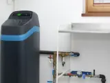 Nowoczesna stacja uzdatniania wody, która może znaleźć się w czołówce rankingu. Obok instalacja wodna i zlew.