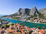 Widok na miasto Omiš w Chorwacji, z rzeką Cetiną i górami w tle. To malownicze lotnisko w Chorwacji jest idealnym miejscem na wakacje.
