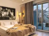 Nowe spojrzenie na to, co oznacza hotel dla dorosłych: przytulna sypialnia z widokiem na naturę i hamak.