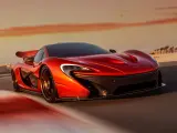 Czerwony McLaren P1 pędzi po pustynnej drodze o zachodzie słońca.