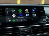 Ekran samochodu z Android Auto, pokazujący ikony Map, Spotify, Muzyki i Telefonu. Połączenie przez android auto bluetooth ułatwia dostęp do aplikacji.