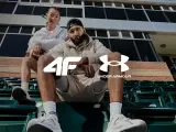 Para sportowców w strojach Under Armour, marki znanej z innowacyjnej odzieży sportowej.