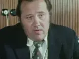 Zdzisław Kozień, w garniturze i krawacie, opowiada o swojej żonie.
