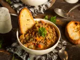 Zuppa di lenticchie ricca e saporita, servita con pane tostato e prezzemolo fresco. Un classico tra le ricette con lenticchie.