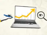 Rysunek przedstawia laptop z wykresem wzrostu, rękę piszącą długopisem i lupę z okiem. To symbol analizy danych i śledzenia postępów, jak w przypadku rafako kurs.