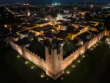 Le mura illuminate di Castelfranco Veneto di notte, un'incantevole vista per scoprire cosa vedere a Castelfranco Veneto.
