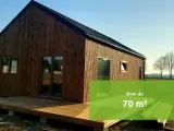 Drewniany dom do 70 m² z tarasem. Czy dom na zgłoszenie można sprzedać? Zapytaj o szczegóły.
