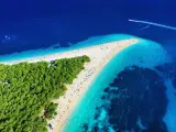 Zlatni Rat, Chorwacja. Ciekawostki o tym miejscu: plaża zmienia kształt pod wpływem wiatru i fal.