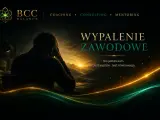 Mężczyzna zmagający się z wypaleniem zawodowym, siedzący przy biurku. Nadzieja i równowaga są możliwe.