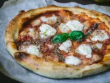Pyszna pizza z anchois, mozzarellą i bazylią. Jeden z wielu pysznych rodzajów pizzy, idealna na każdą okazję.