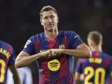 Robert Lewandowski w koszulce Barcelony, świętujący gola. Zastanawiasz się, ile zarabia Lewandowski w Barcelonie?