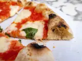 Puszyste ciasto na pizzę neapolitańską z rozpływającym się serem i pomidorowym sosem. Idealne na letni wieczór.